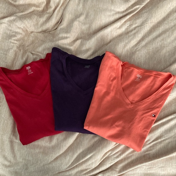 Bundle 3 EUC Tommy Hilfiger v neck t-shirts - Picture 1 of 13